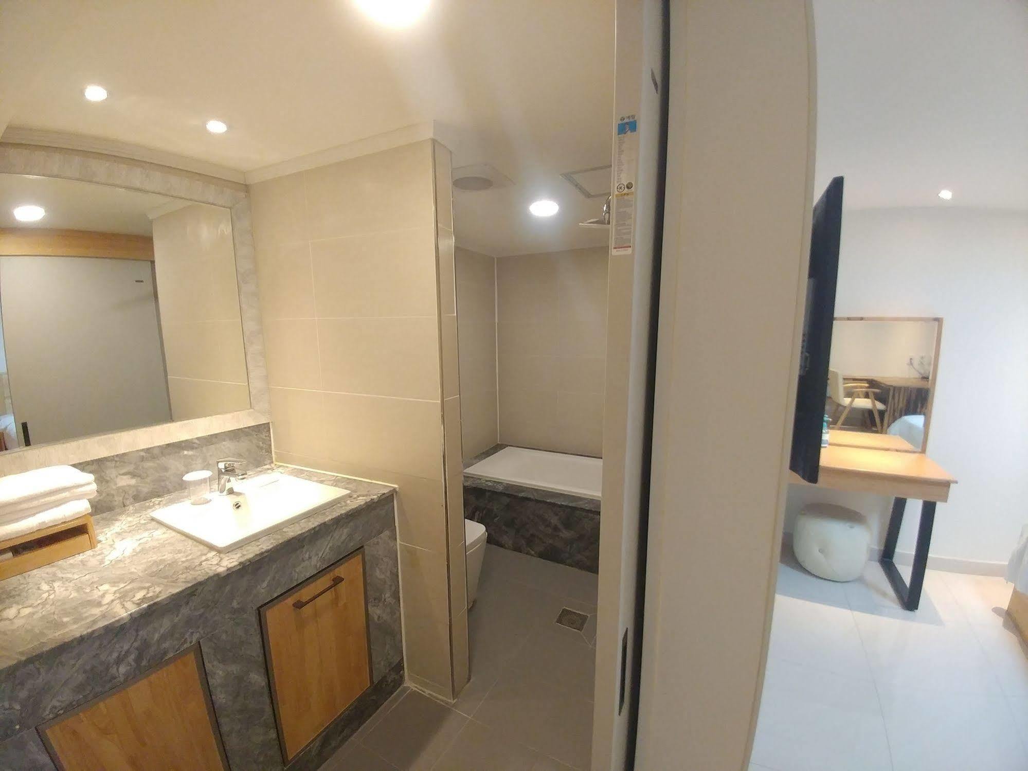 I.Y Hotel Suwon Buitenkant foto