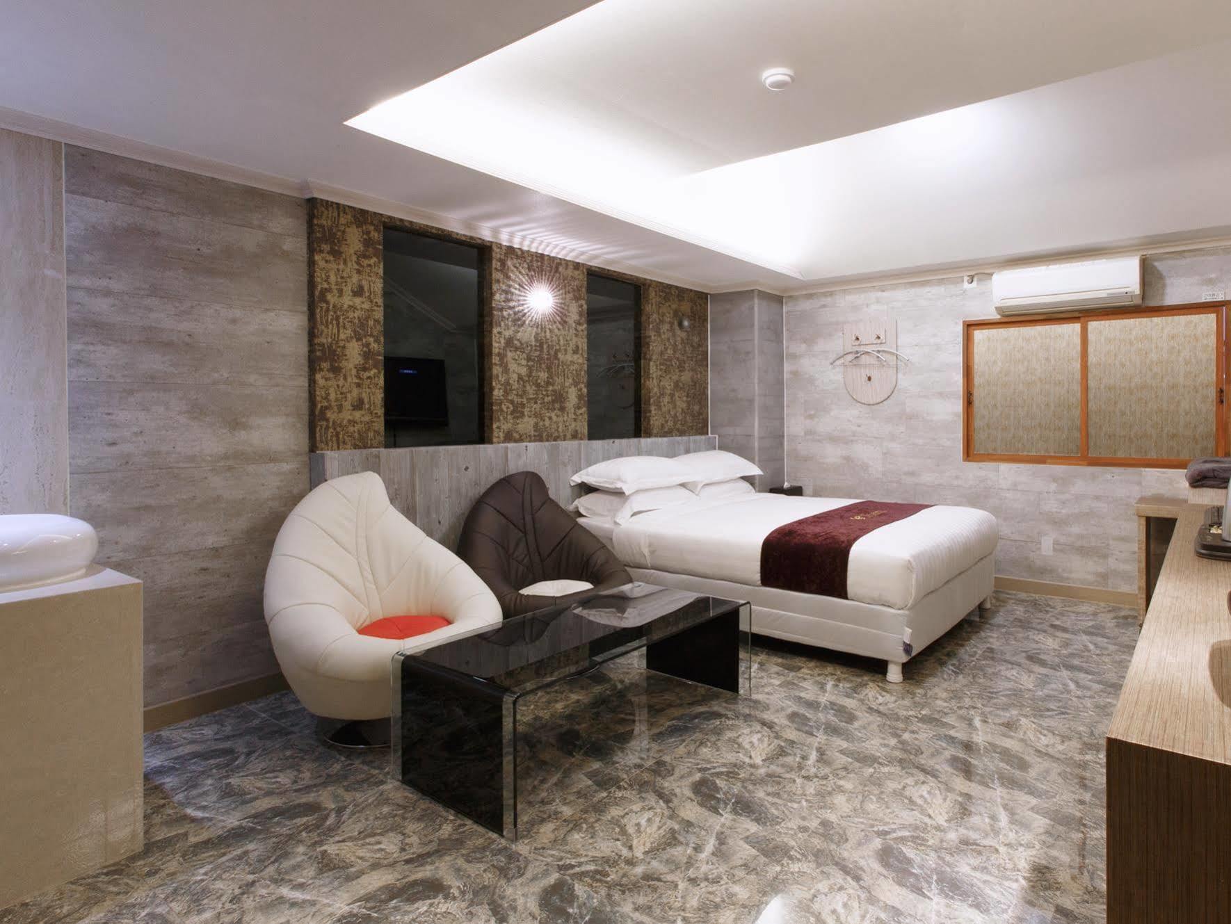 I.Y Hotel Suwon Buitenkant foto