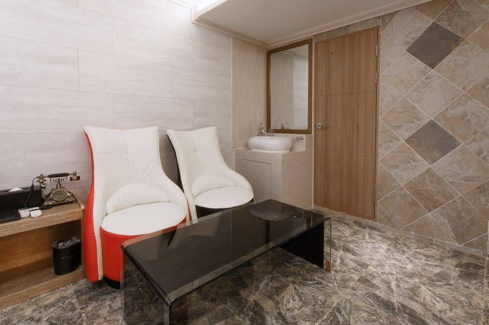 I.Y Hotel Suwon Buitenkant foto