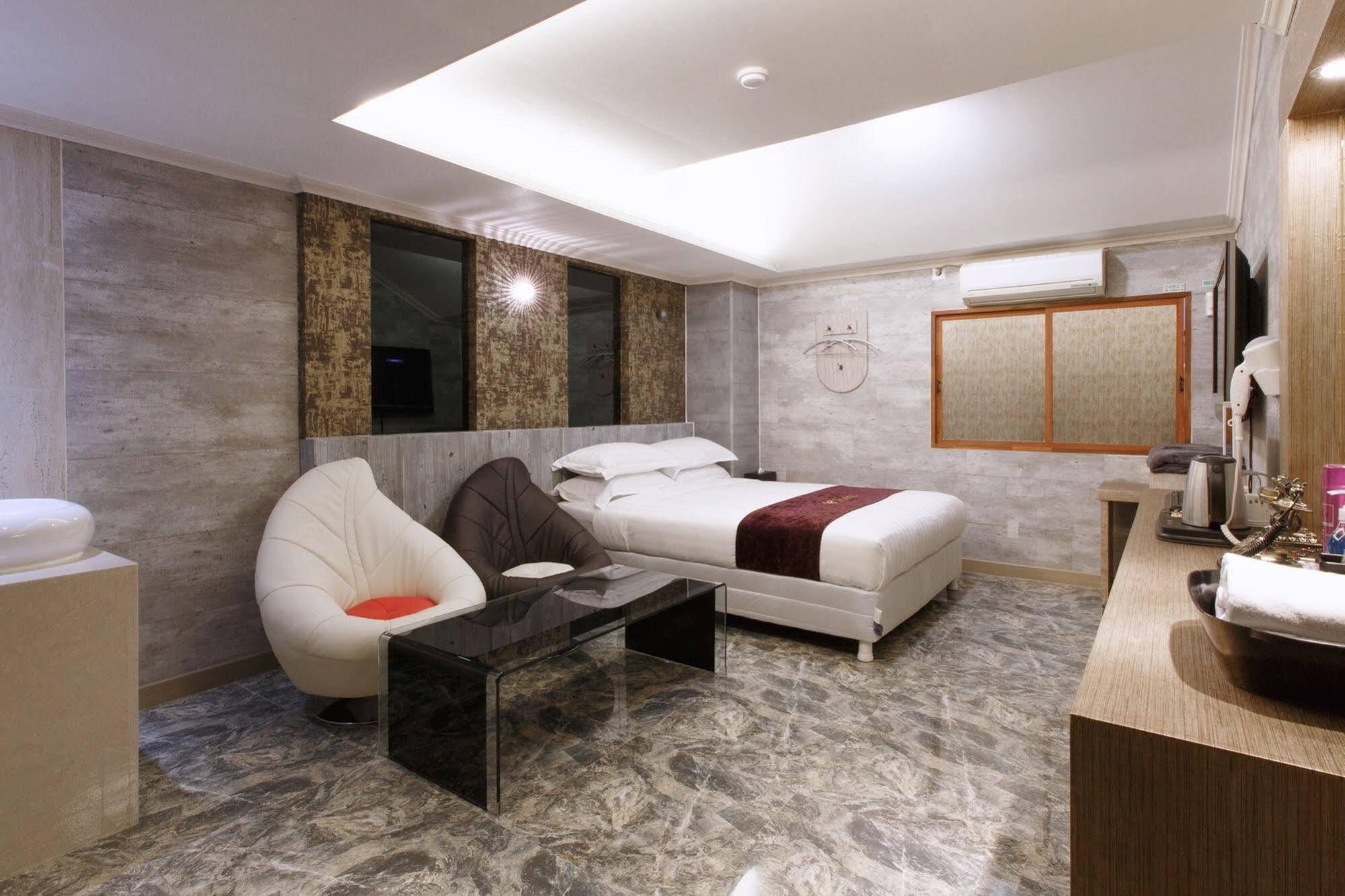 I.Y Hotel Suwon Buitenkant foto